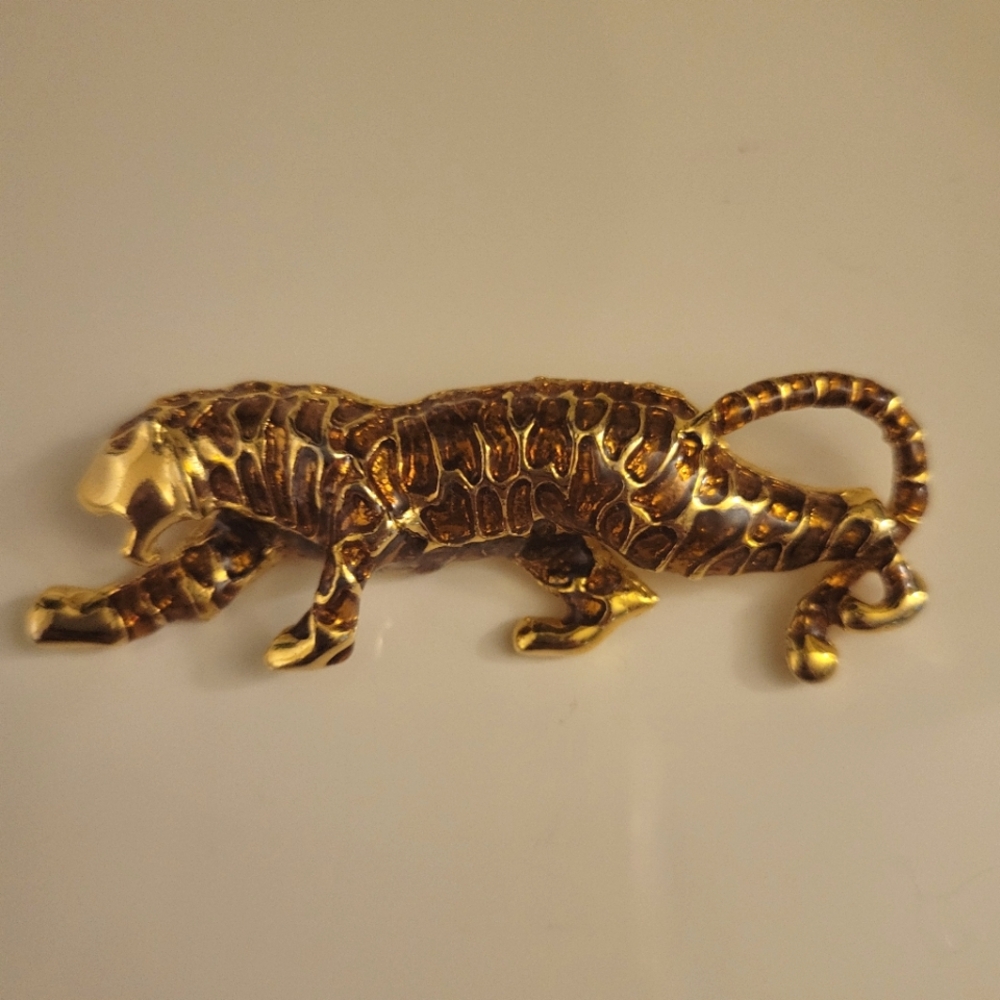 Beautiful Vintage Gold Tone Cheetah Brooch